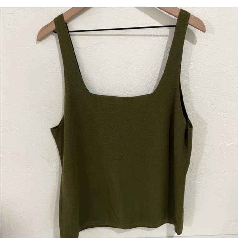 Banana Republic Hunter Green Chase Square Neck
Tank Top Size Large (NWOT)
